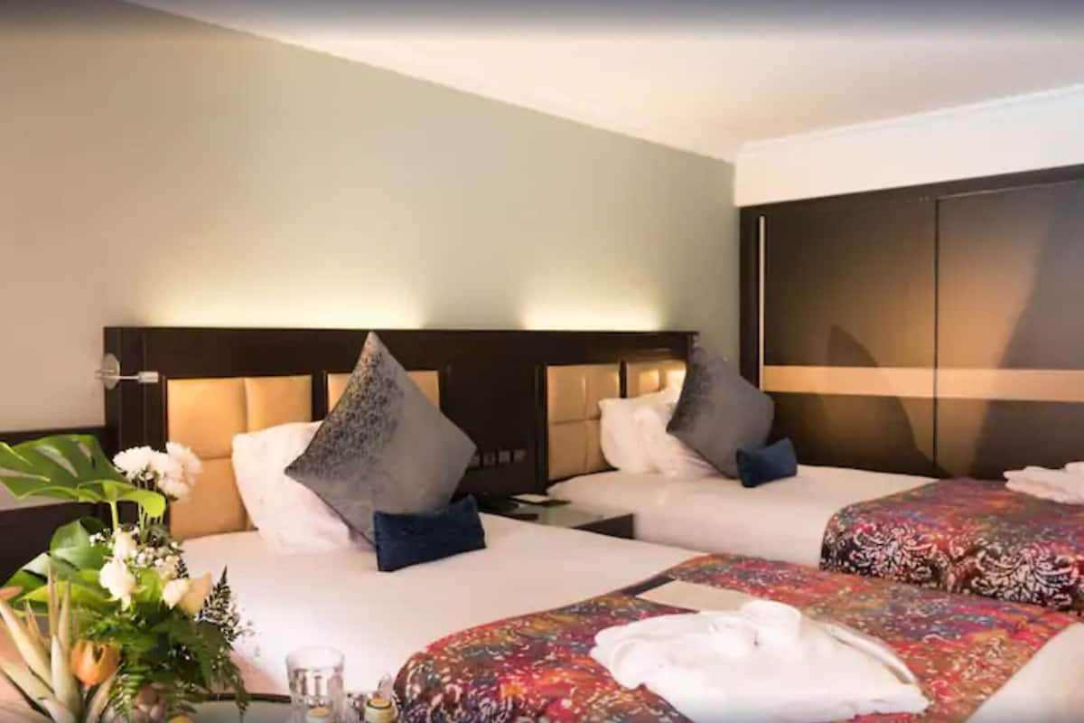 Peralatan tempat tidur premium, bar mini, peti besi dalam bilik