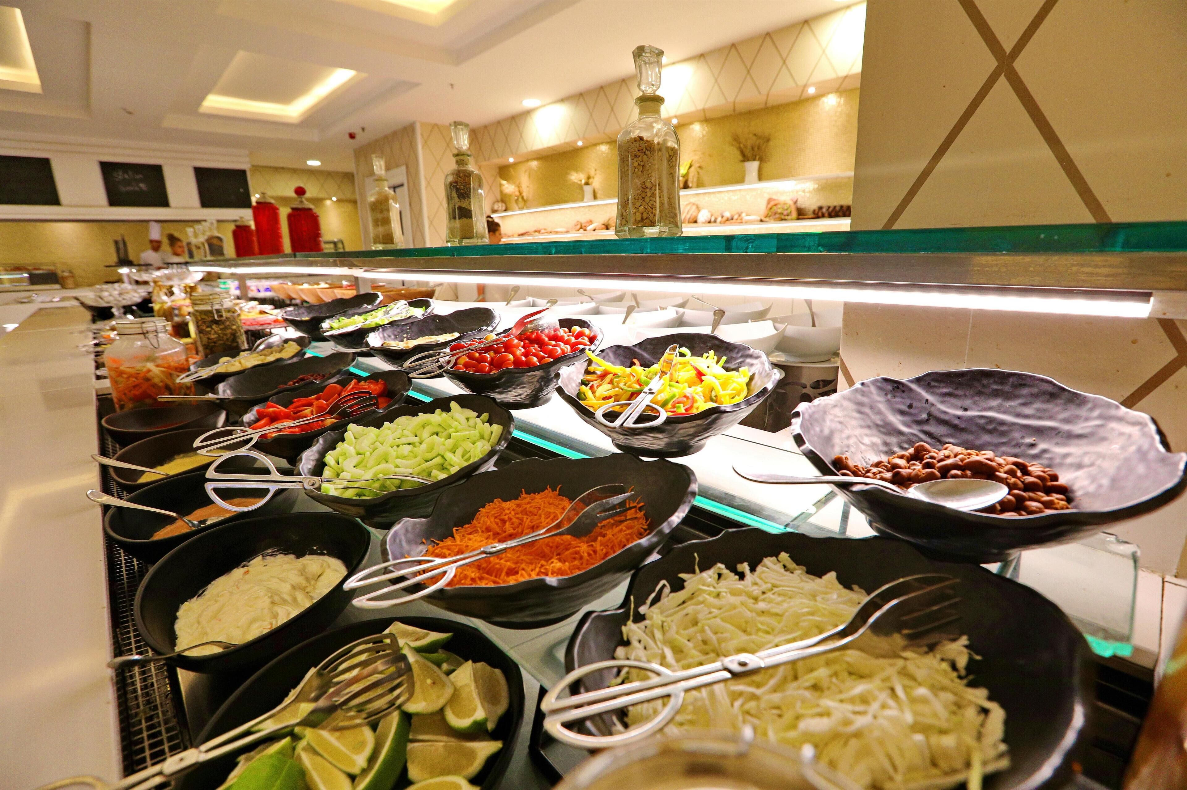 Ein reichhaltiges Buffet mit verschiedenen Speisen und Besteck.