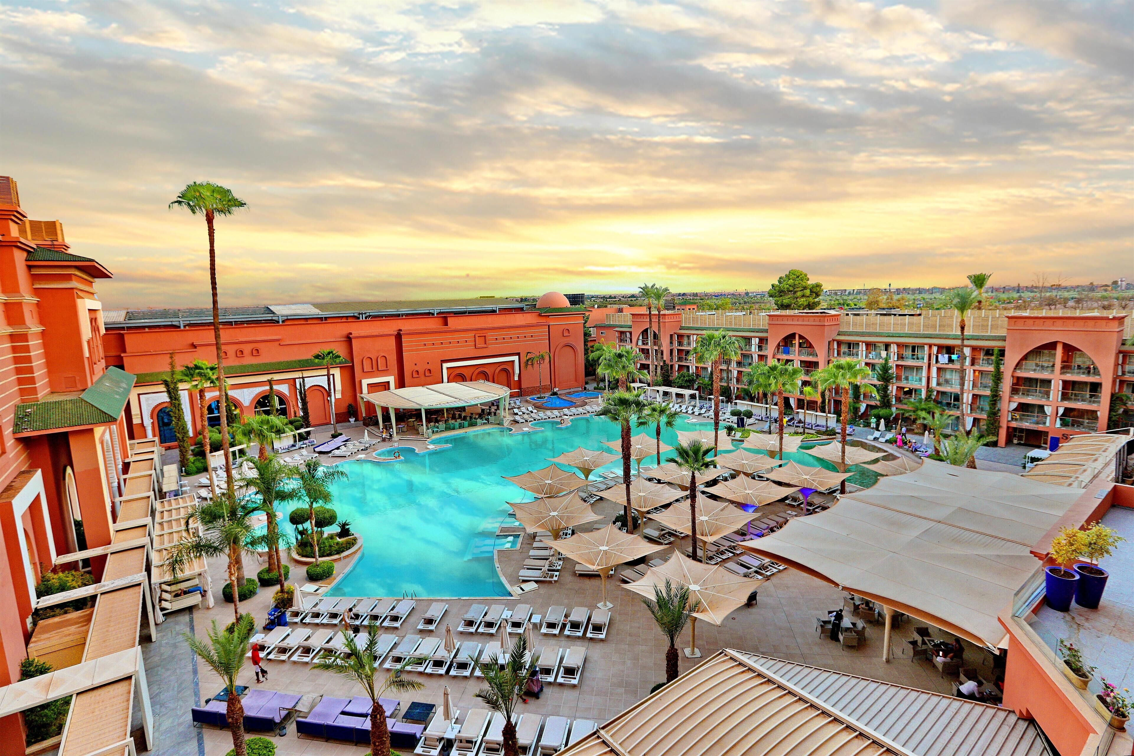 2 piscines couvertes, 2 piscines extérieures, parasols de plage