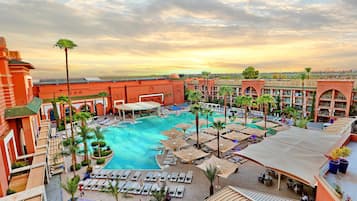 2 piscines couvertes, 2 piscines extérieures, parasols de plage