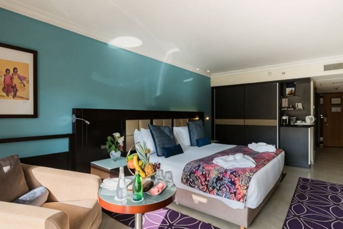 Ropa de cama de alta calidad y minibar 