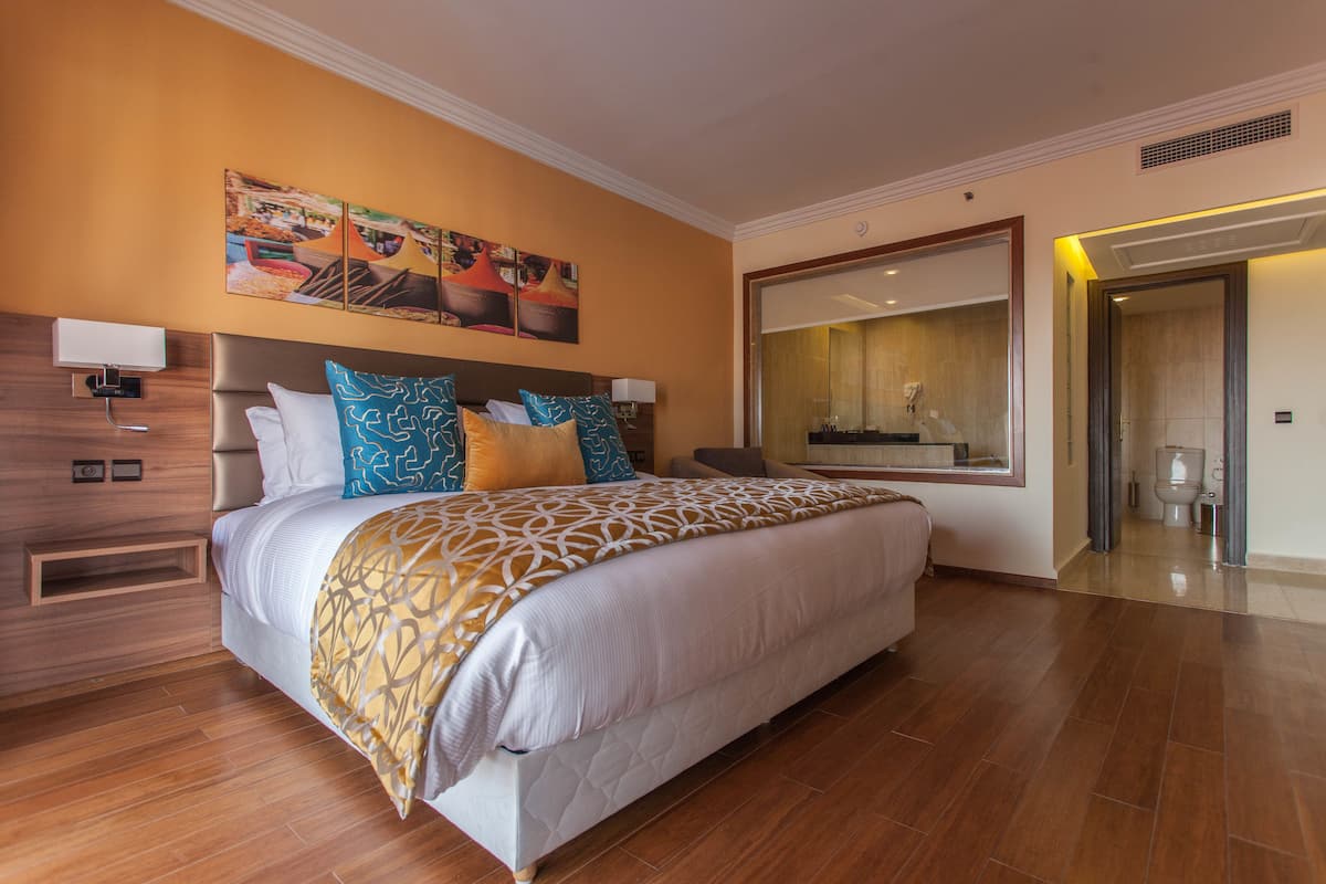 Peralatan tempat tidur premium, bar mini, peti besi dalam bilik
