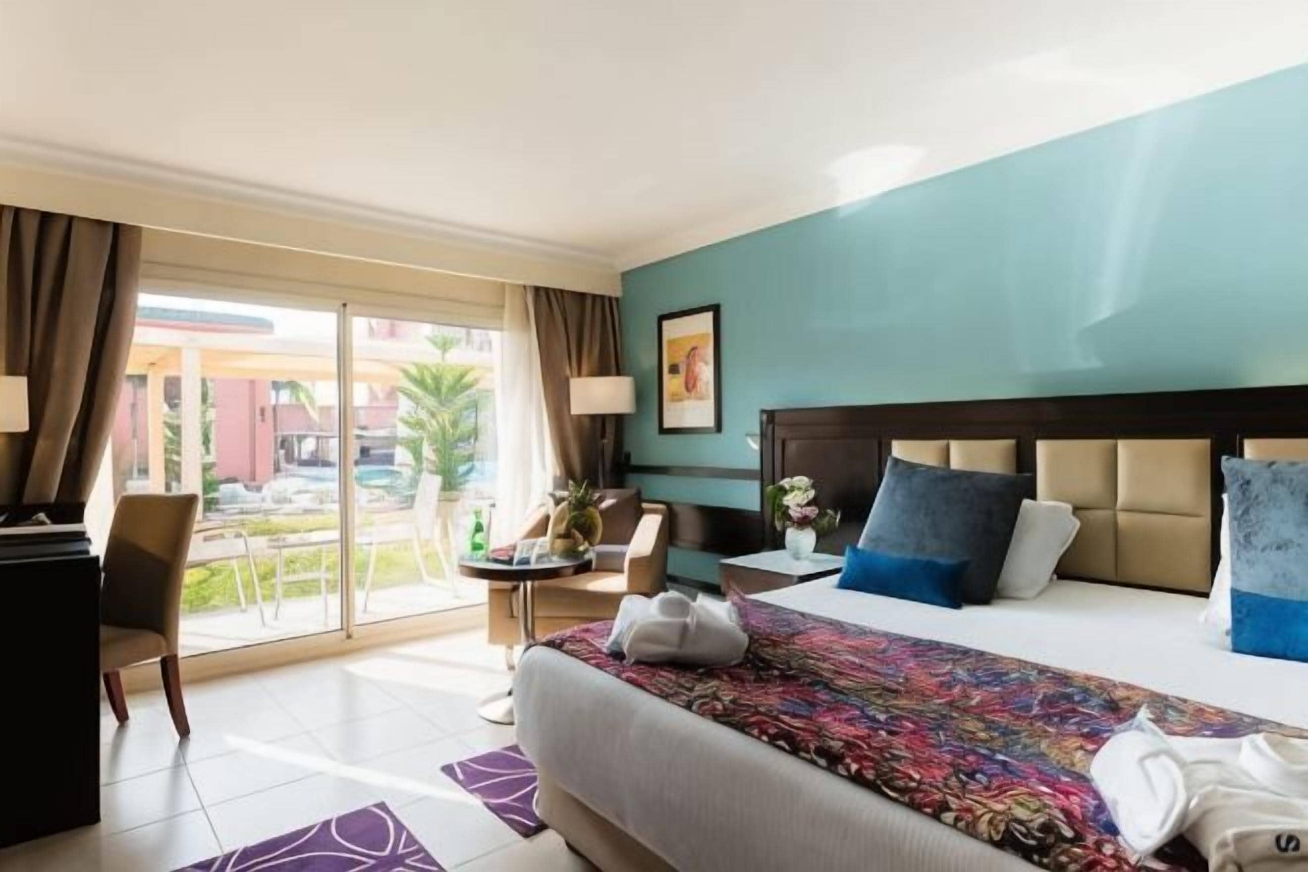 Luxe beddengoed, een minibar, een kluis op de kamer