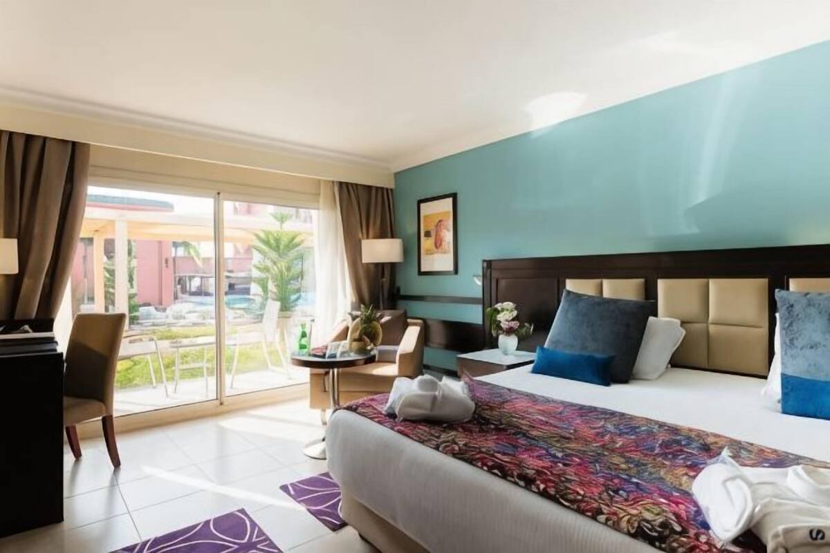 Peralatan tempat tidur premium, bar mini, peti besi dalam bilik
