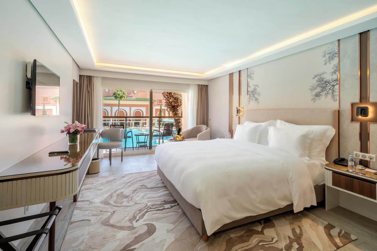Premium Double Room, 1 Katil Raja (King), Pool View (Prestige) | Peralatan tempat tidur premium, bar mini, peti besi dalam bilik