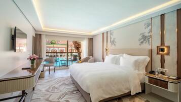 Habitación Premium doble, 1 cama de matrimonio grande, vistas a la piscina (Prestige) | Ropa de cama de alta calidad, minibar, caja fuerte y cortinas opacas