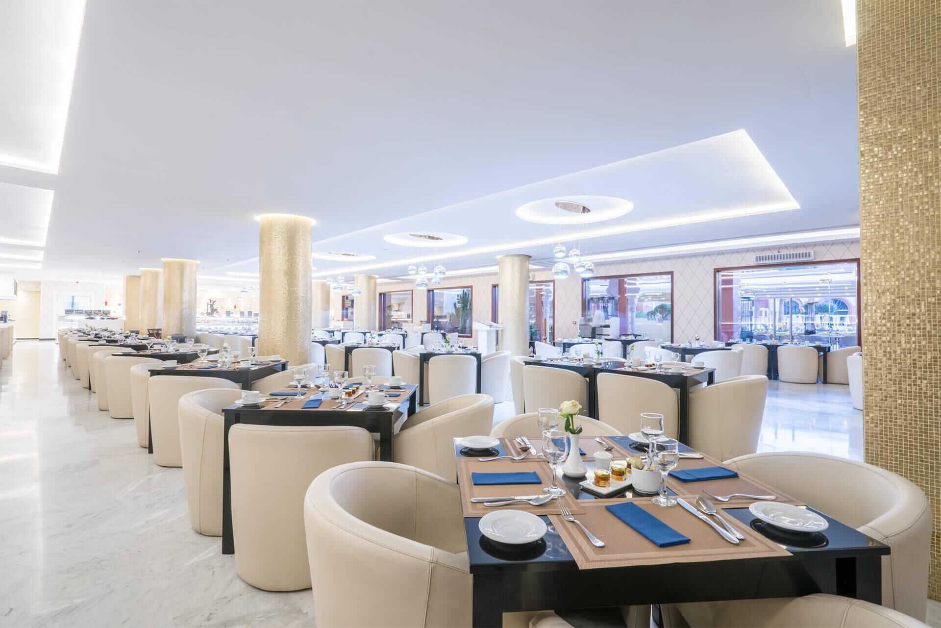 4 restaurants, serveren ontbijt, lunch, diner, internationale gerechten