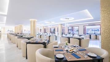 4 restaurants, serveren ontbijt, lunch, diner, internationale gerechten