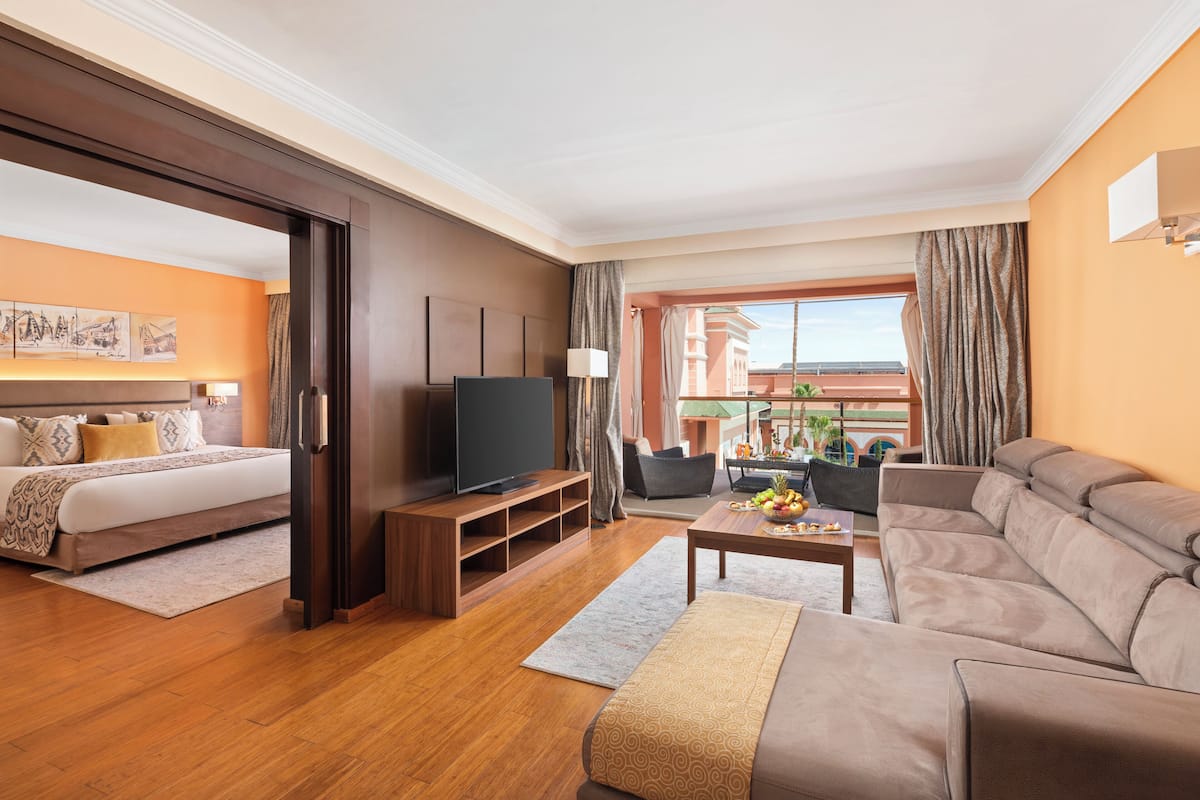 Suite Prestige a une chambre-Vue Piscine | Peralatan tempat tidur premium, bar mini, peti besi dalam bilik