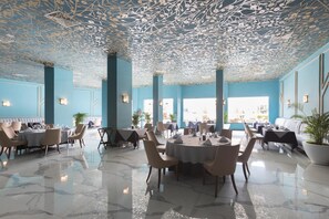 4 restauranter, frokost, lunsj og middag serveres, internasjonale retter