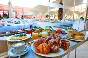 4 间餐厅，供应早餐、午餐和晚餐，国际美食