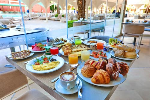 4 restauranter: frokost, lunsj og middag serveres