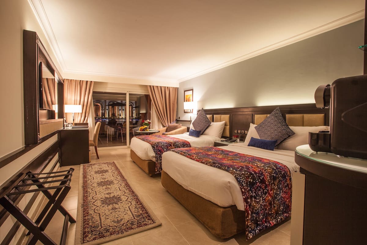 Peralatan tempat tidur premium, bar mini, peti besi dalam bilik