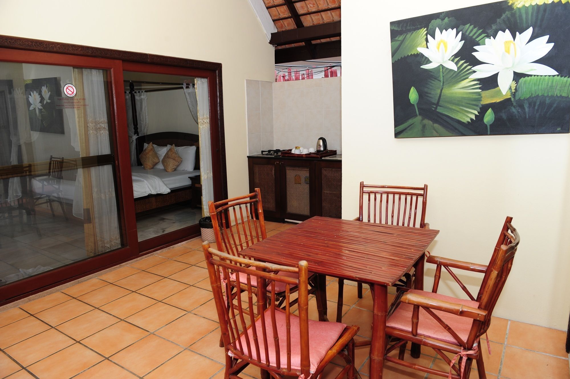 Breakfast, lunch, dinner served; international cuisine 