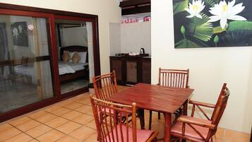 Breakfast, lunch, dinner served; international cuisine