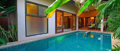 Una piscina techada, una piscina al aire libre