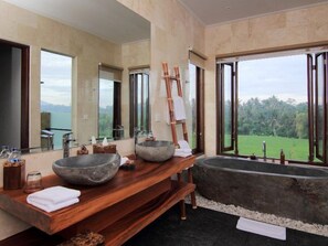 4 Bedroom Villa with Private Pool | Bathroom | Separate bathtub and shower, deep-soaking bathtub, free toiletries - Uma Stana Villa (Ubud)