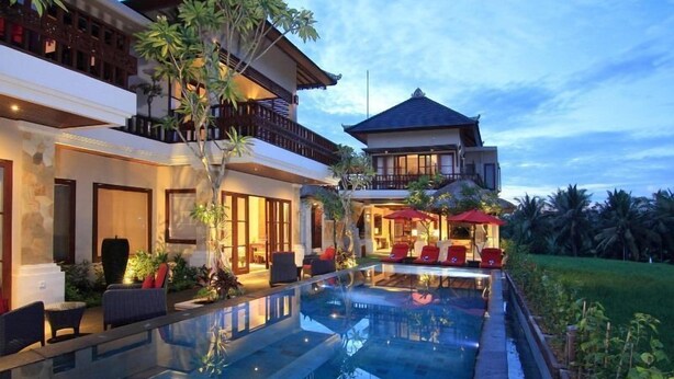 A modern resort with a large infinity pool, outdoor seating, and lush greenery. - Uma Stana Villa (Ubud)