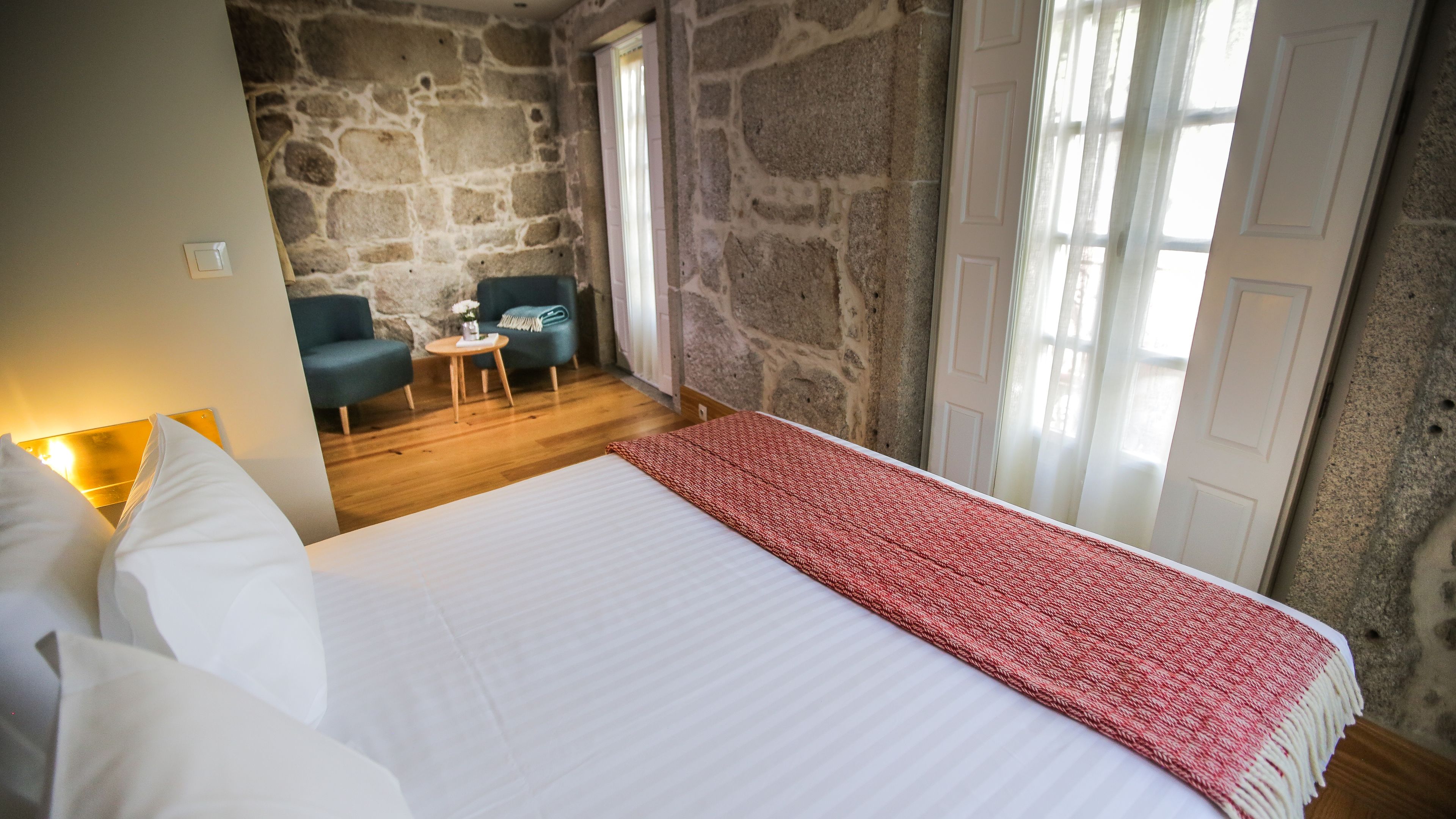 Cubrecamas, minibar, decoración personalizada y escritorio 