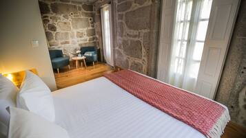 Estudio panorámico, balcón | Edredón, minibar, decoración personalizada y escritorio