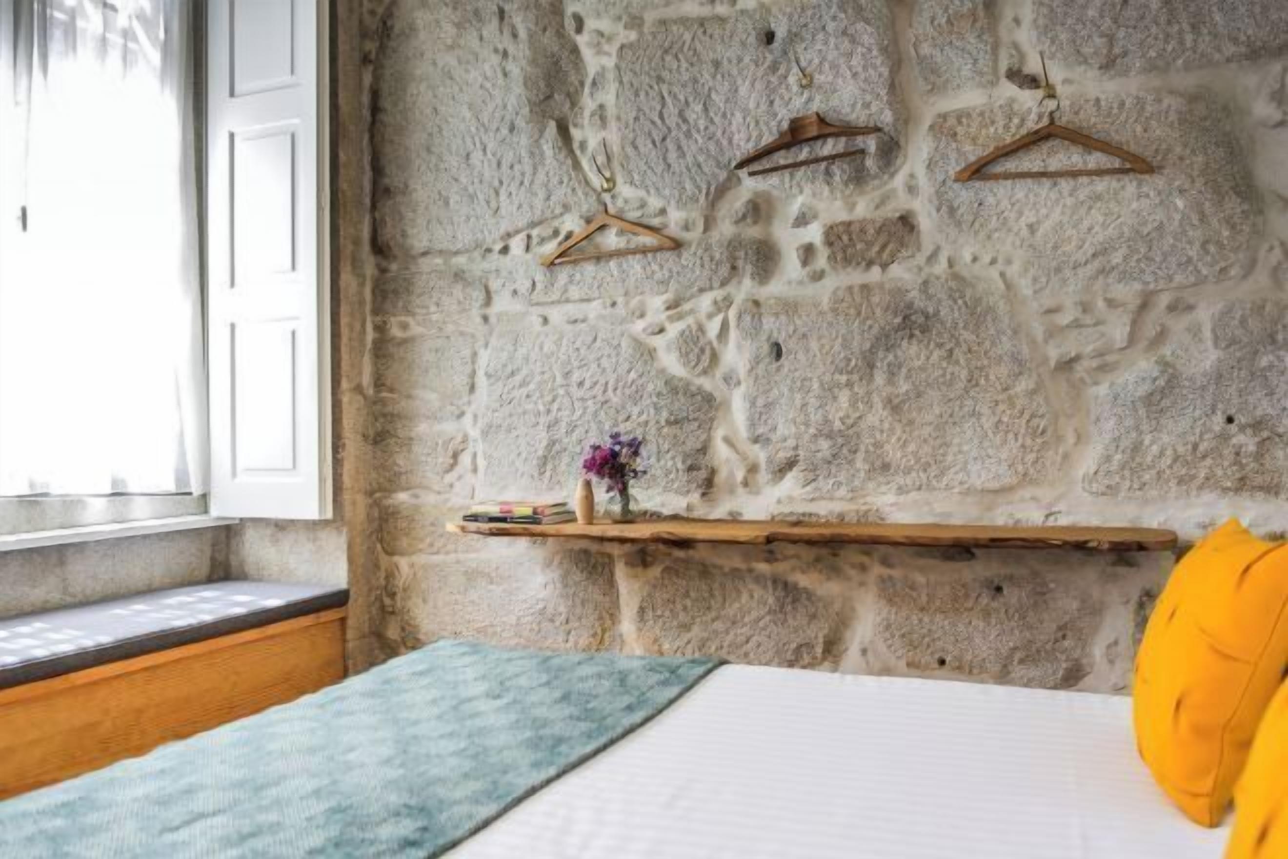 Edredón, minibar, decoración personalizada y escritorio 