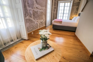 Edredons de pluma, frigobar, individualmente decorados, escrivaninha