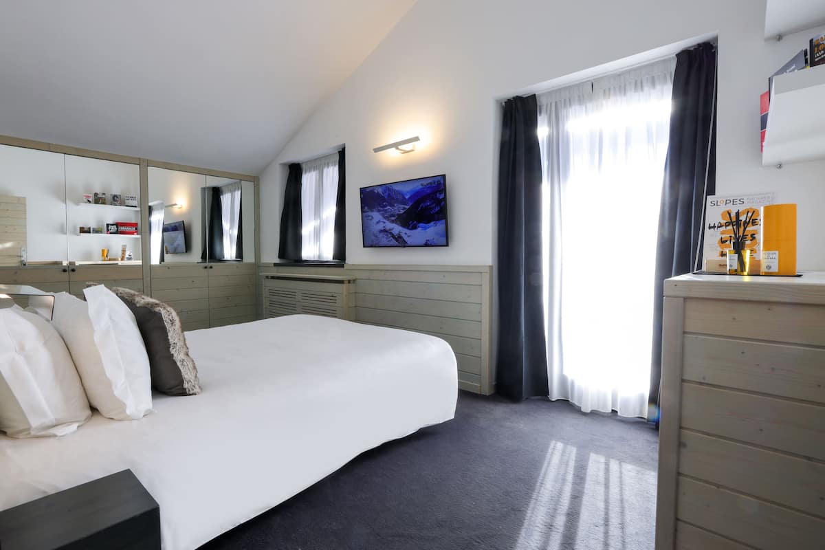 standard room, 4 bedrooms, mountain view | 1 bedroom, in-room safe, desk, laptop workspace