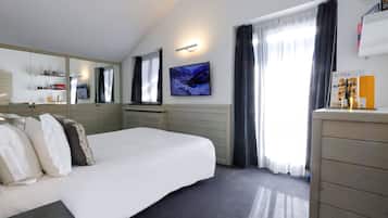 Standard Room, 4 Bedrooms, Mountain View | In-room safe, desk, laptop workspace, free WiFi