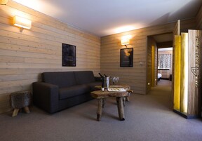 Comfort Suite, 1 Bedroom, Mountain View | In-room safe, desk, laptop workspace, free WiFi