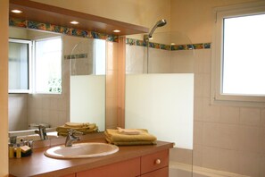 Deluxe Double or Twin Room, Ensuite (Deluxe room) | Bathroom