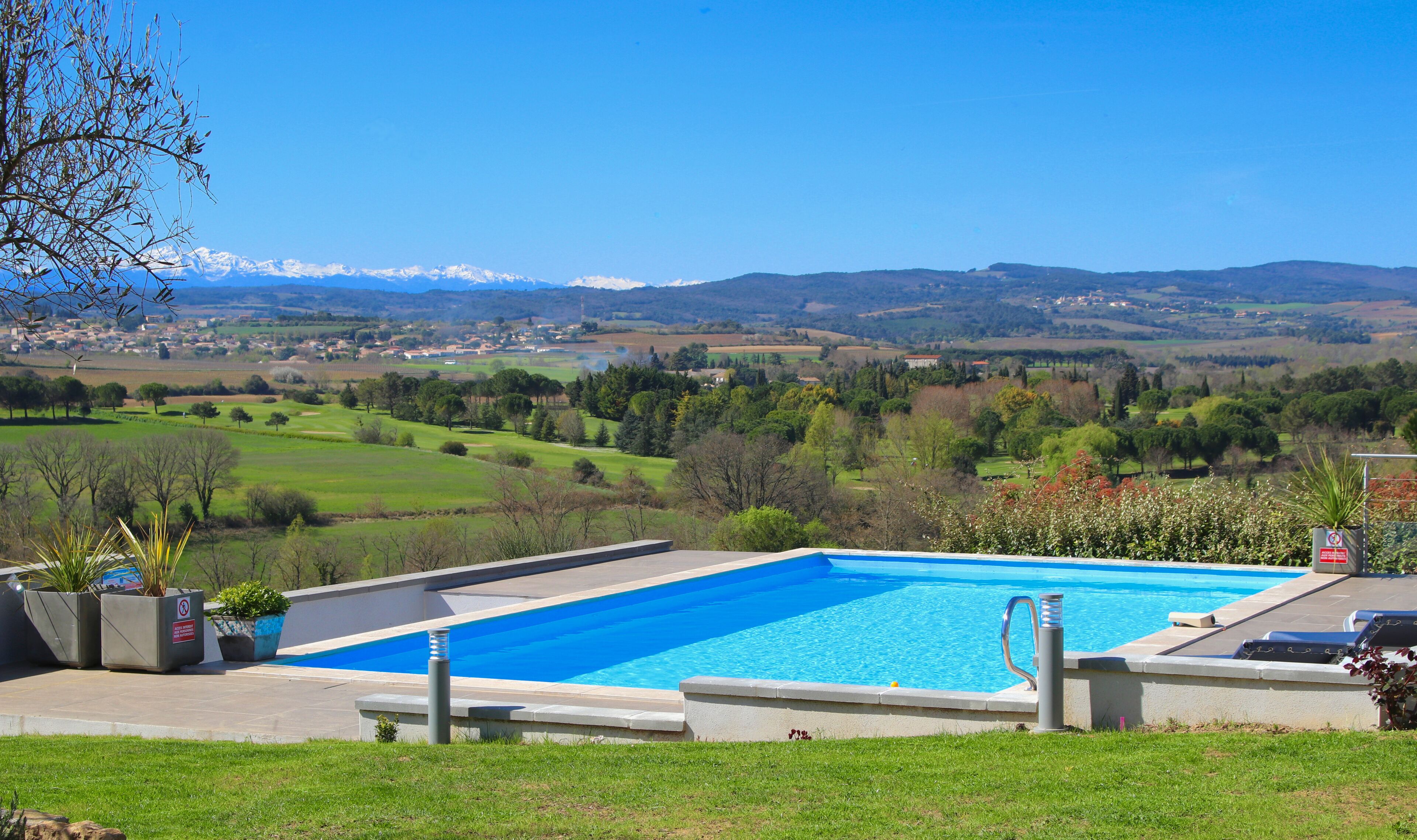 Piscine extérieure, chaises longues