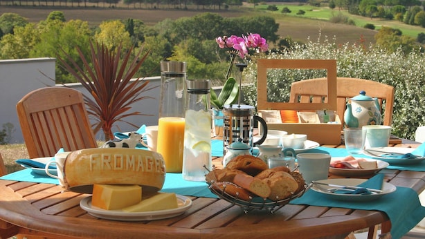 Een ontbijttafel met uitzicht op een landelijk landschap.