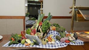 A buffet table with a variety of fresh vegetables and fruits. - Oriana Hotel (St. Paul's Bay)