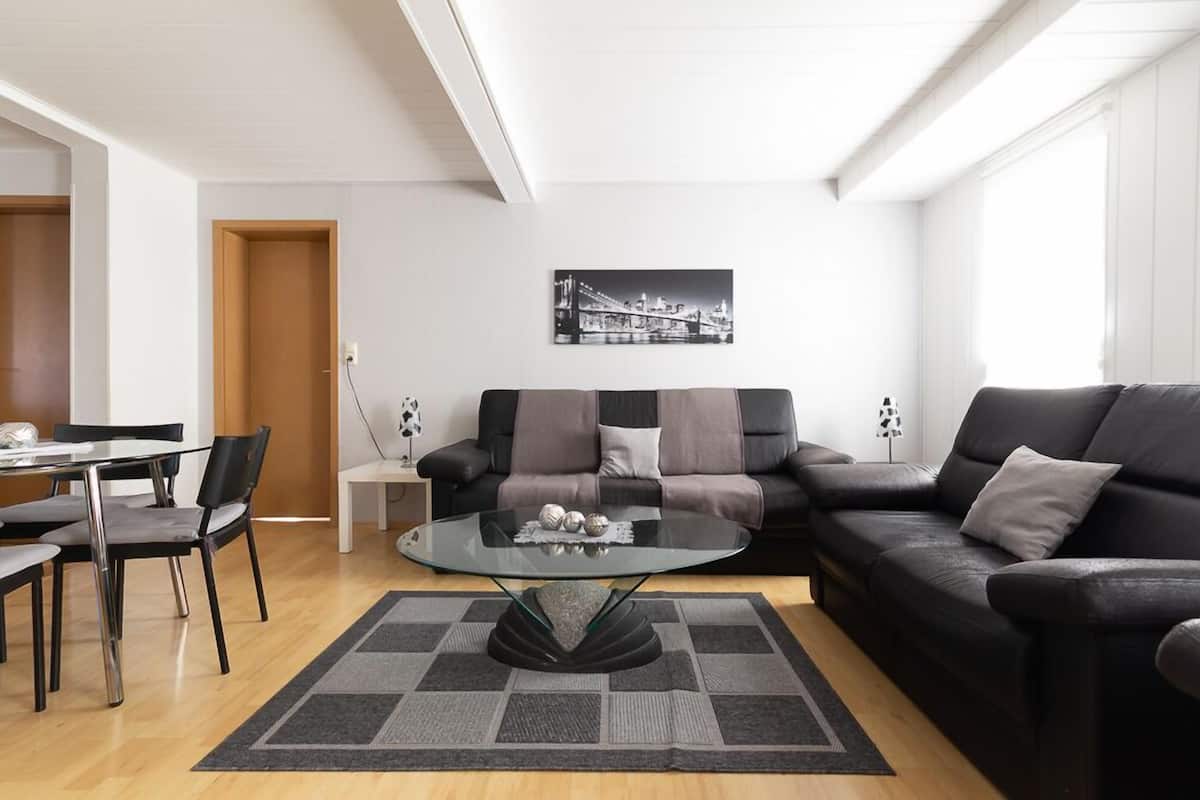 Familieleilighet | Oppholdsområde | En 32-tommers Flatskjerm-TV med kabel-kanaler