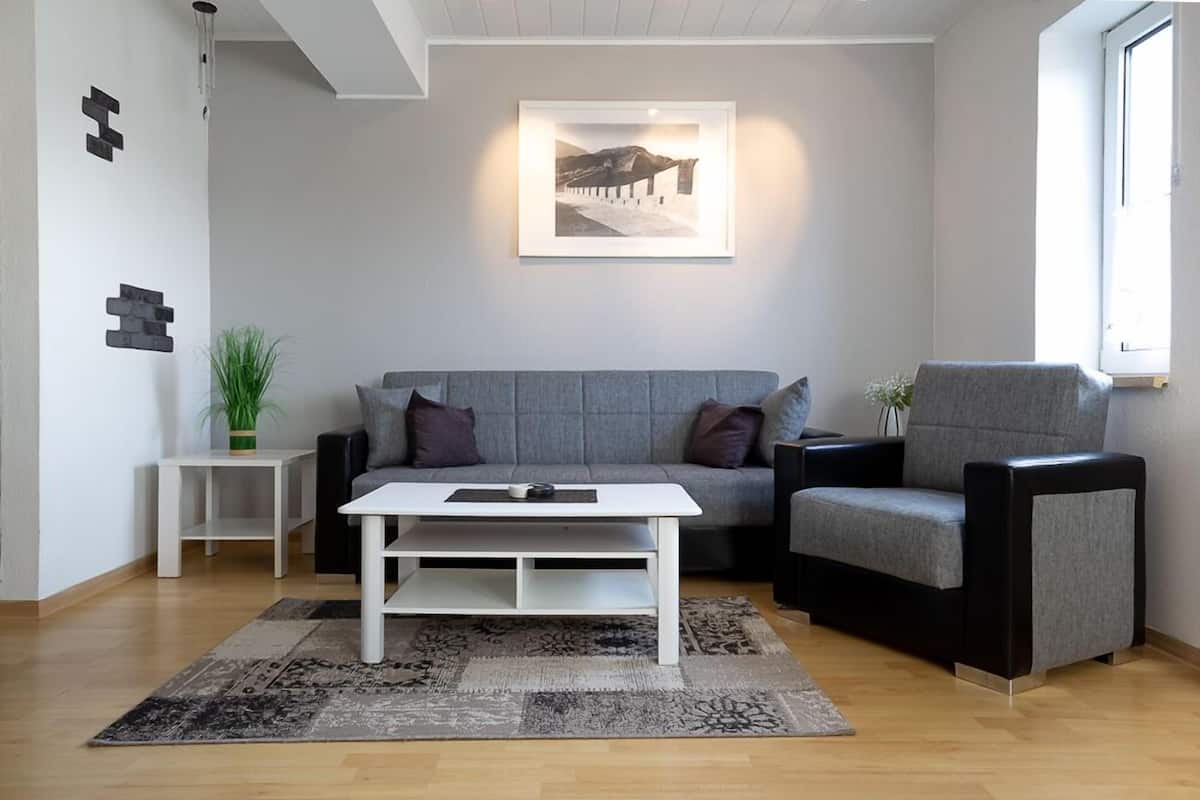 Familieleilighet | Oppholdsområde | En 32-tommers Flatskjerm-TV med kabel-kanaler