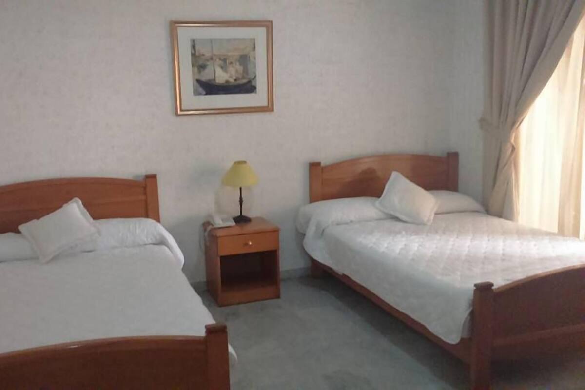 Habitación con 2 camas individuales | Minibar, caja fuerte, wifi gratis