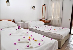 In-room safe, desk, free cribs/infant beds, free WiFi - Jarra Hotel (Bodrum)