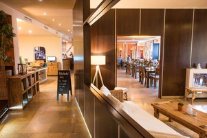 Se sirven cenas y cocina hawaiana