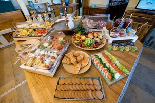 Se sirven cenas y cocina hawaiana