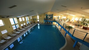 من حمّامات السباحة المغطاة