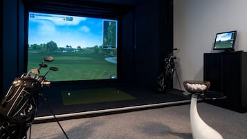 Indoor golf driving range