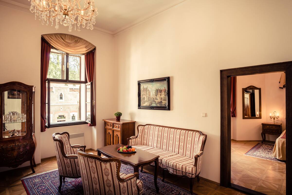 Suite (With Spa Access) | Wohnbereich | Flachbildfernseher