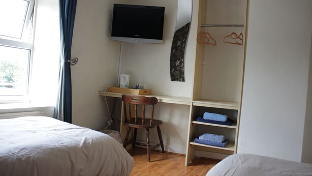 Basic Twin Room, Shared Bathroom - The Plough Inn (Swindon)