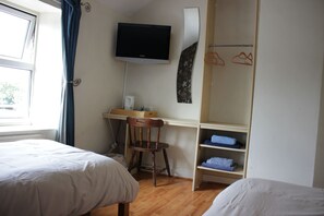 Basic Twin Room, Shared Bathroom - The Plough Inn (Swindon)