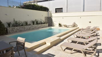 AuĂenpool (je nach Saison geöffnet), Sonnenschirme, LiegestĂŒhle