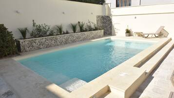 Una piscina al aire libre de temporada (de 09:00 a 19:00), sombrillas