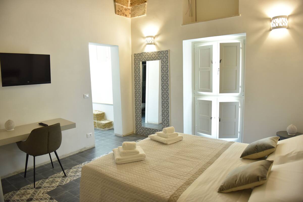 Apartamento superior | Roupas de cama premium, frigobar, cofres nos quartos, escrivaninha