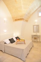 Ropa de cama de alta calidad y minibar 