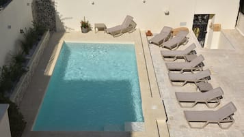 季節性室外游泳池,開放時間為 09:00 至 19:00,提供泳池遮陽傘和日光浴躺椅