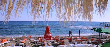 Yksityinen ranta, aurinkotuoleja, aurinkovarjoja